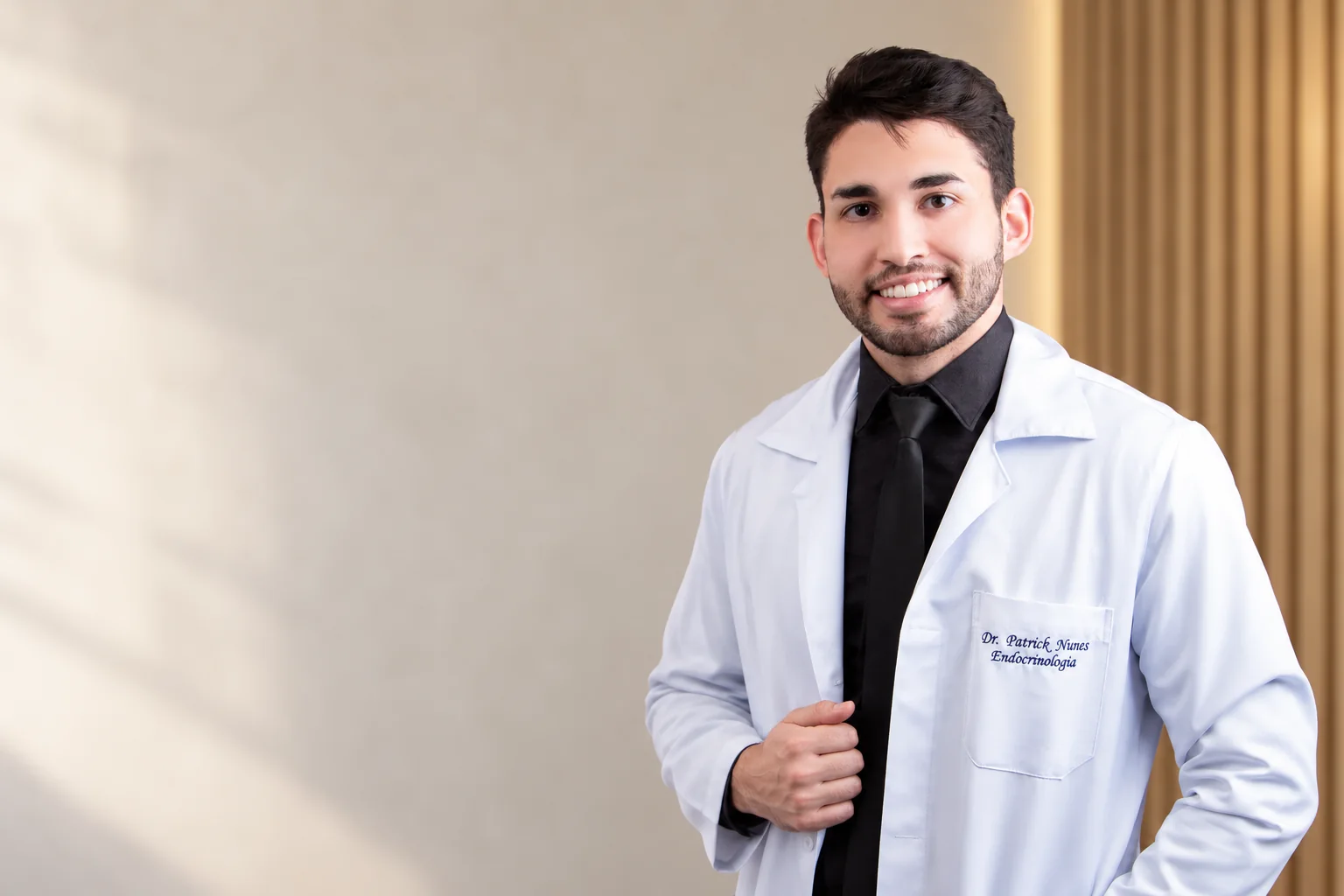 Dr. Patrick Nunes, endocrinologista, de jaleco no consultório