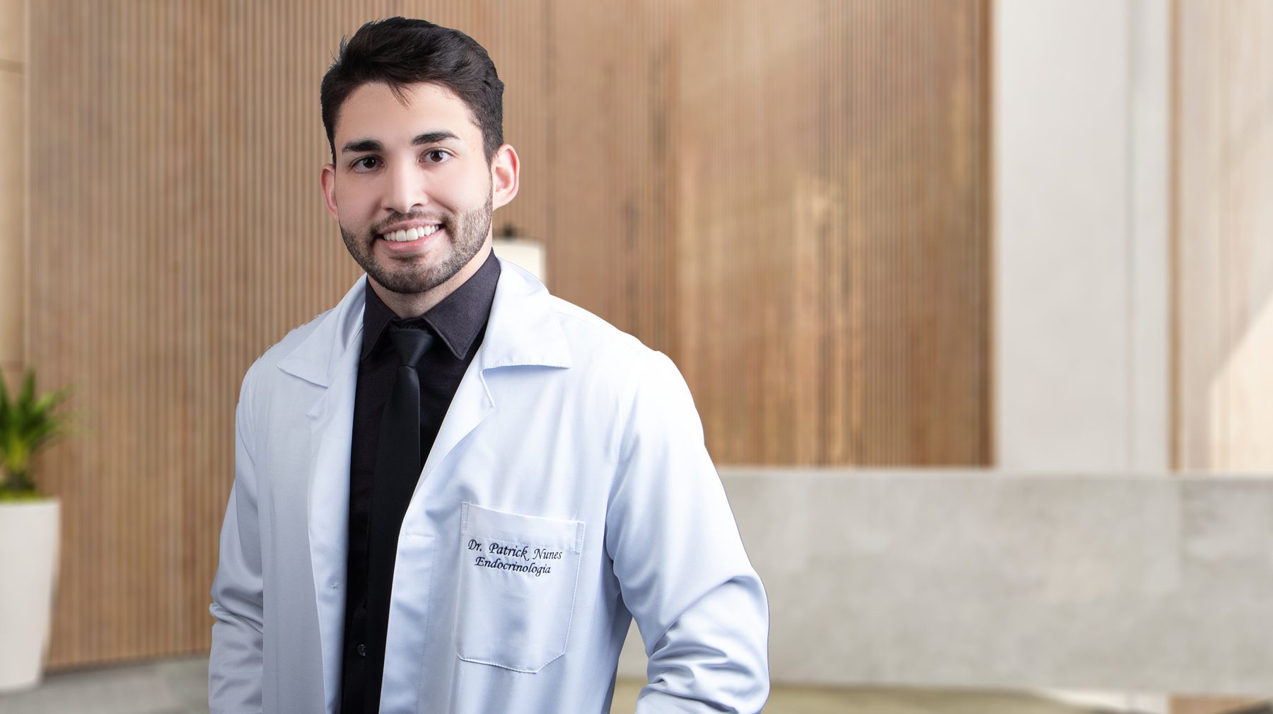 Dr. Patrick Nunes de jaleco